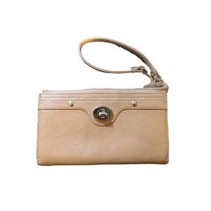 COACH Penelope pebbled leather Zippy Wristlet Twist Lock In Dune